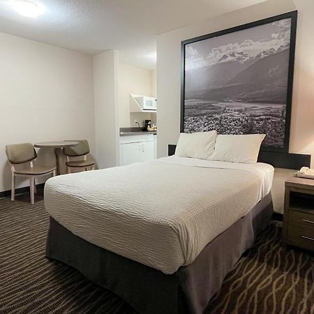 Мотель Super 8 By Wyndham Revelstoke Bc Екстер'єр фото